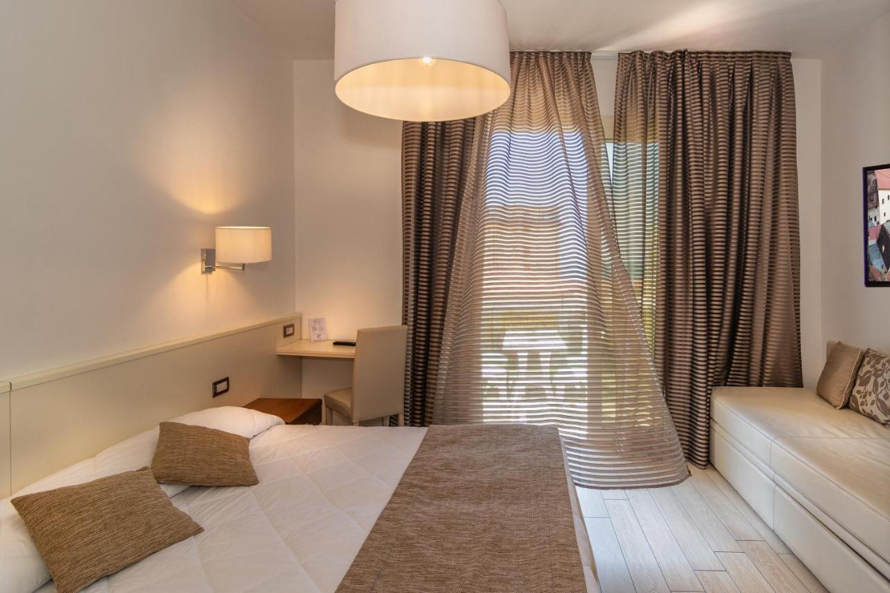 Triple Room with Sea View and Balcony - Beach Access,1615390210:JPEG